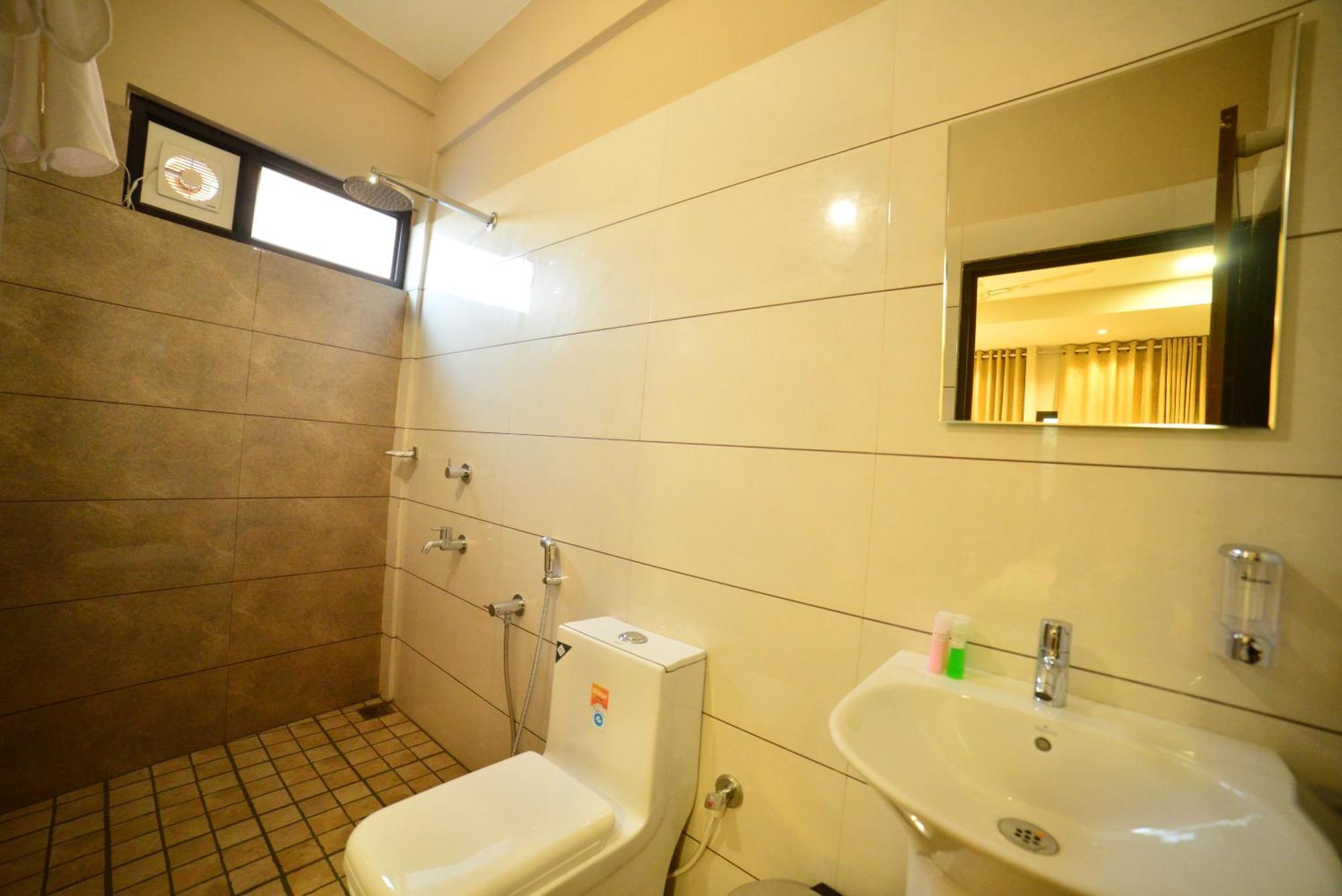Hotel Priya Kottakkal Exterior photo