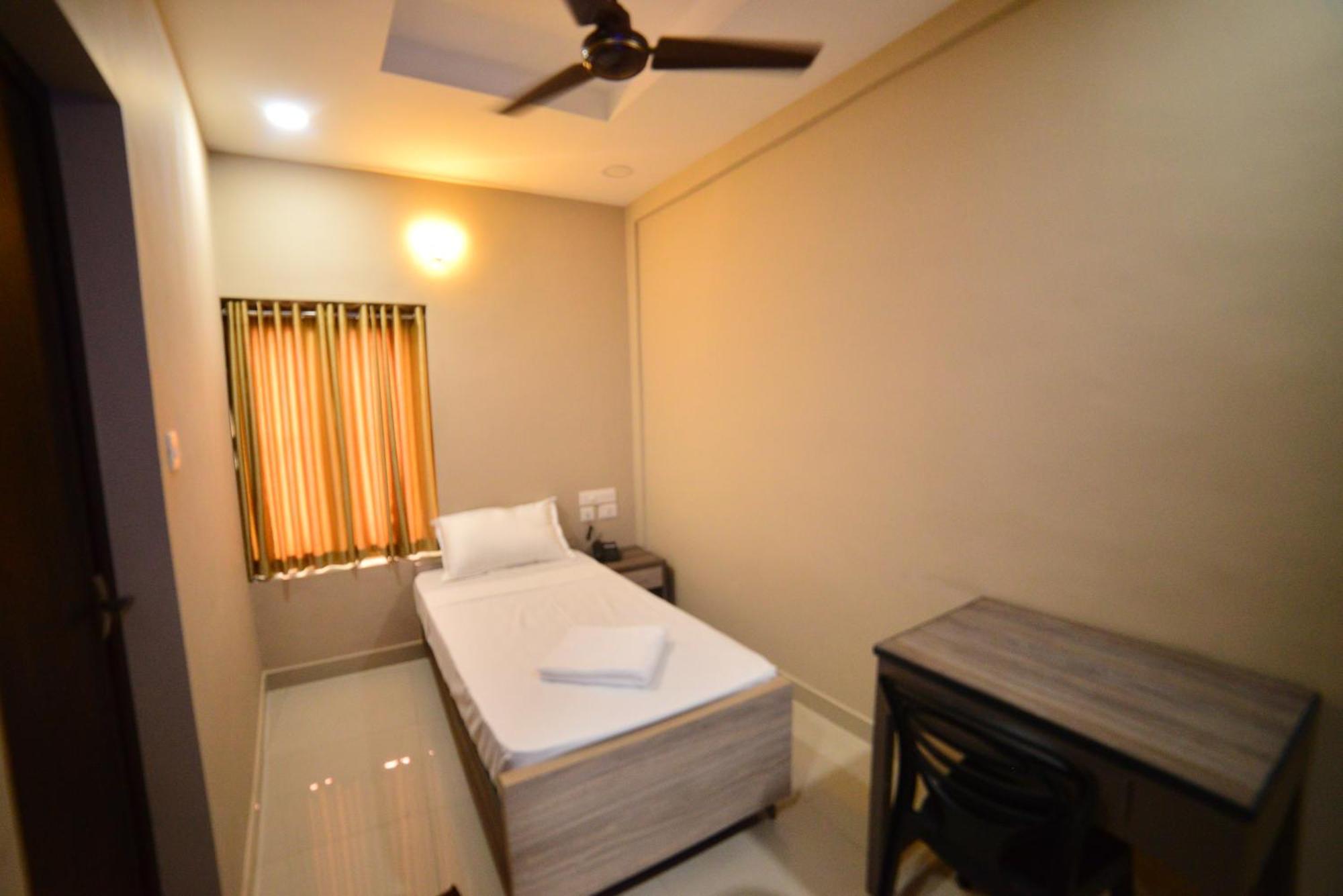 Hotel Priya Kottakkal Exterior photo