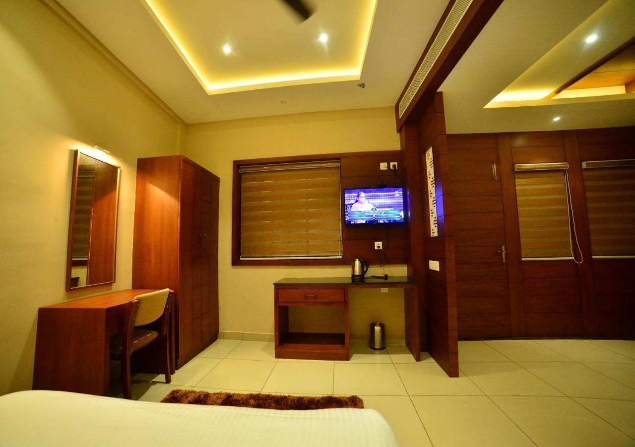Hotel Priya Kottakkal Exterior photo
