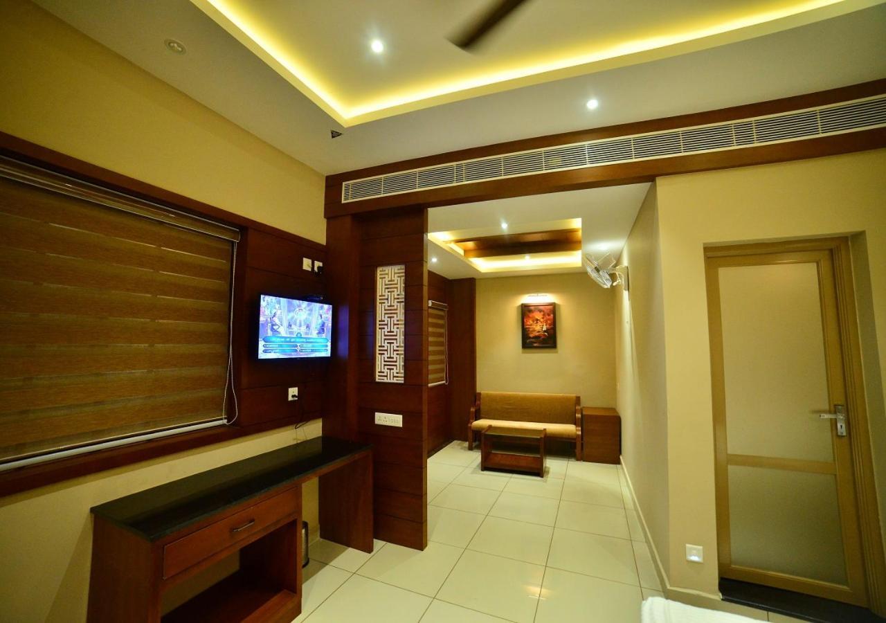 Hotel Priya Kottakkal Exterior photo
