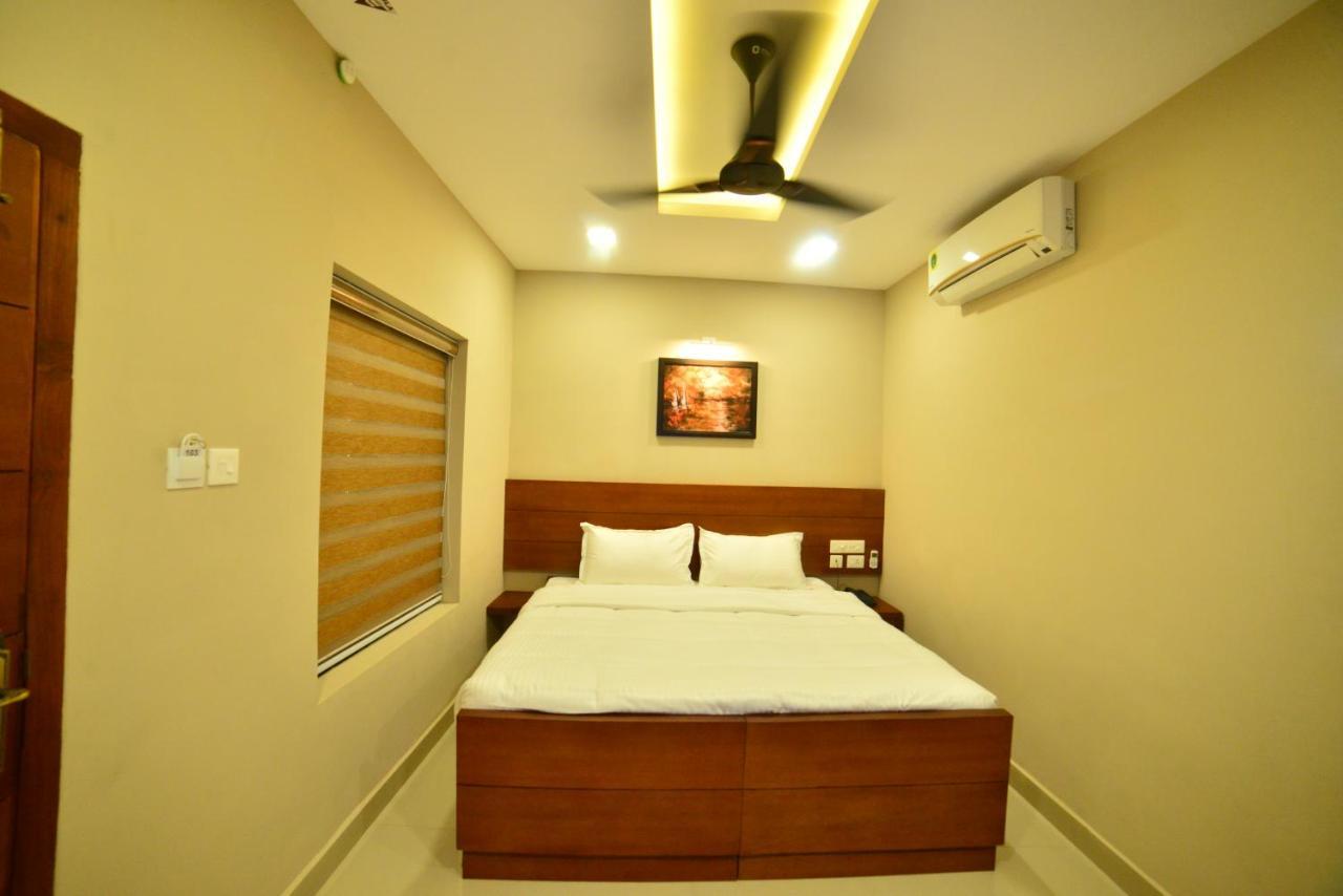 Hotel Priya Kottakkal Exterior photo