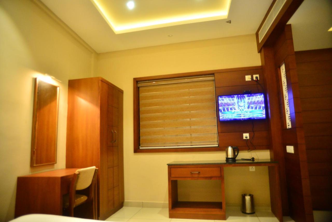 Hotel Priya Kottakkal Exterior photo