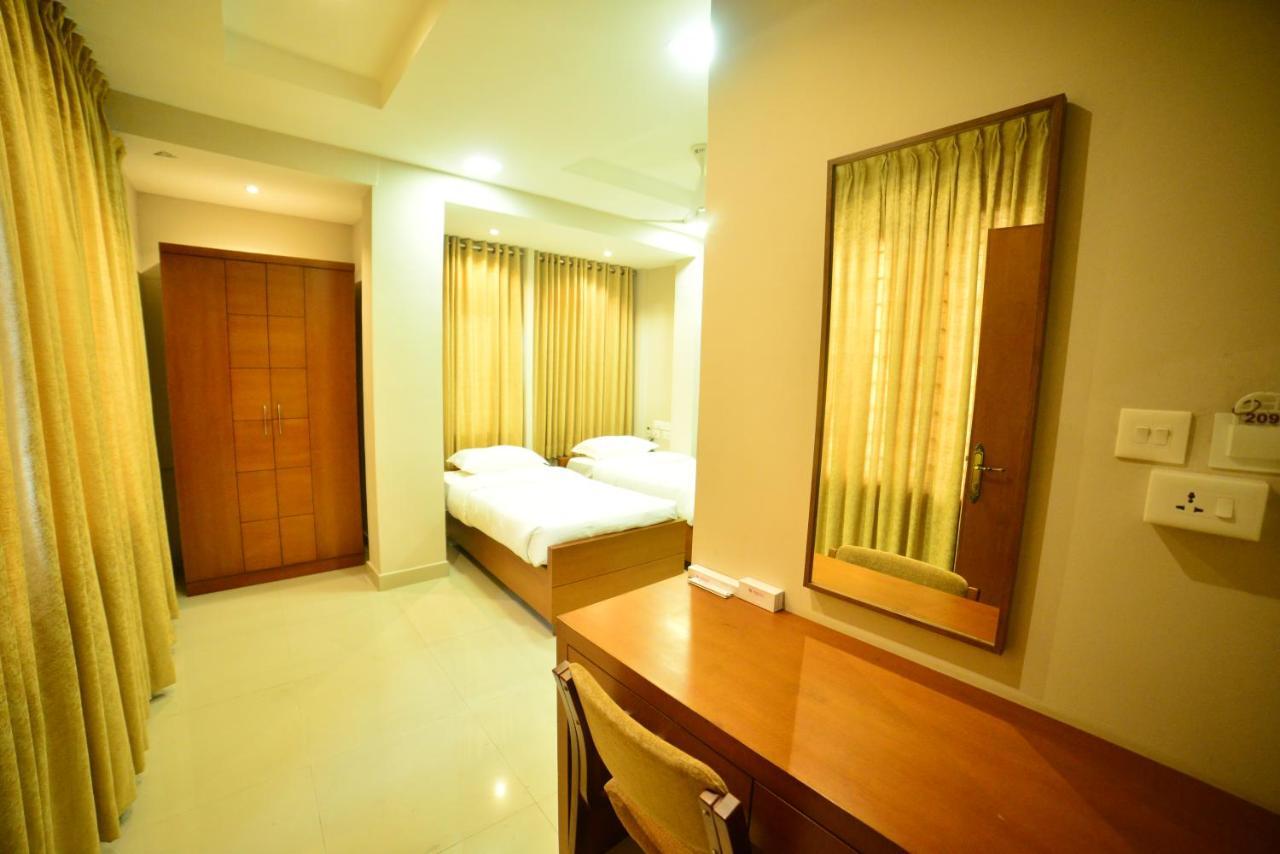 Hotel Priya Kottakkal Exterior photo